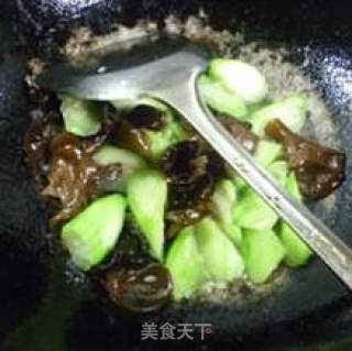 黑木耳炒丝瓜的做法步骤：9