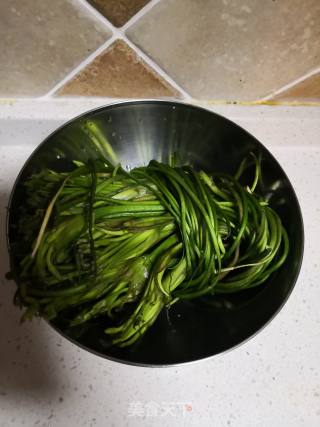 清炒波叶海菜花（又名水性杨花）的做法步骤：1