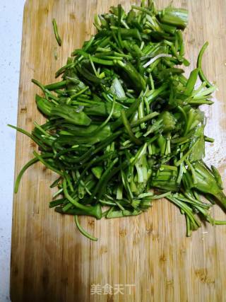 清炒波叶海菜花（又名水性杨花）的做法步骤：2