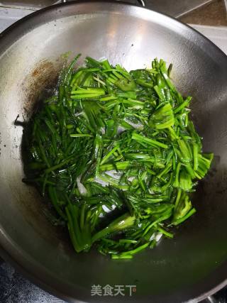 清炒波叶海菜花（又名水性杨花）的做法步骤：4