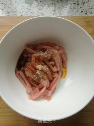 鱼香肉丝的做法步骤：1