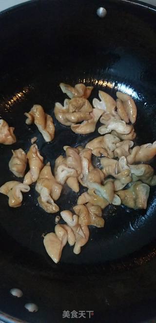 爆炒肥肠的做法步骤：1