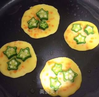 煎秋葵胡萝卜蛋饼的做法步骤：8
