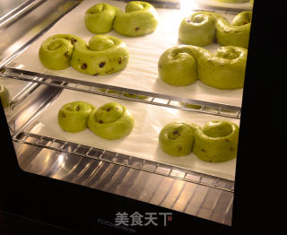 抹茶奶酪软欧包的做法步骤：14