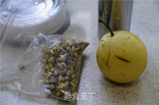 菊花梨子茶的做法步骤：1