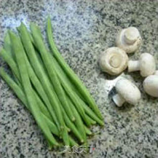 鲜蘑菇炒梅豆的做法步骤：1