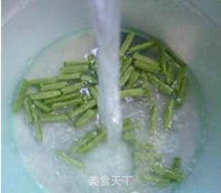 鲜蘑菇炒梅豆的做法步骤：3