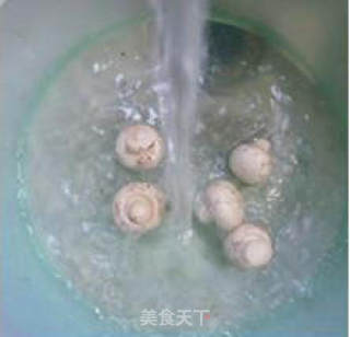 鲜蘑菇炒梅豆的做法步骤：4