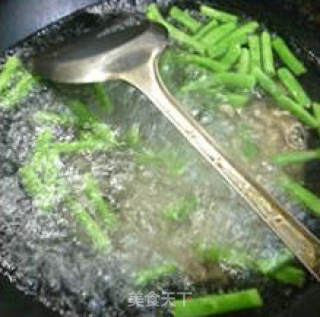 鲜蘑菇炒梅豆的做法步骤：6
