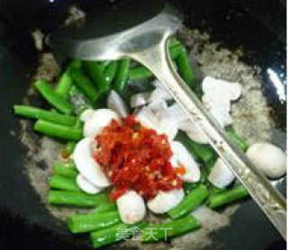鲜蘑菇炒梅豆的做法步骤：7