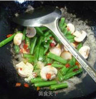 鲜蘑菇炒梅豆的做法步骤：8