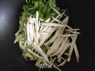杏鲍菇炒芹菜的做法步骤：3