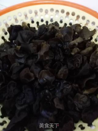 芹菜炒木耳的做法步骤：1