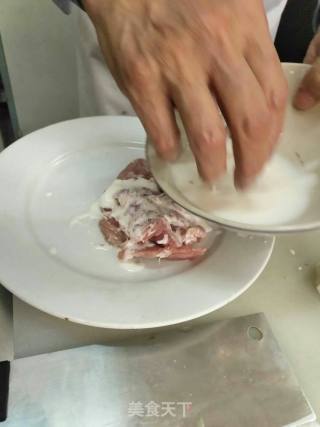 锅包肉的做法步骤：1