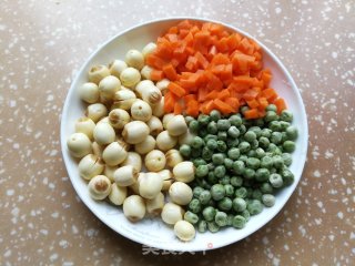 鲜莲子炒豌豆的做法步骤：1