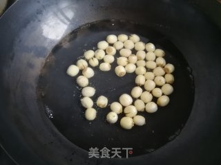 鲜莲子炒豌豆的做法步骤：2