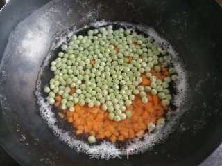 鲜莲子炒豌豆的做法步骤：3