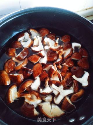 牛肉爆炒三色手撕香菇的做法步骤：5
