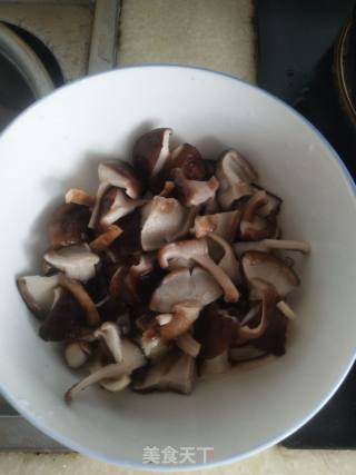 牛肉爆炒三色手撕香菇的做法步骤：7