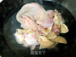清炖土鸡猪肚汤的做法步骤：3