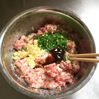 鲜肉小馄饨的做法步骤：1