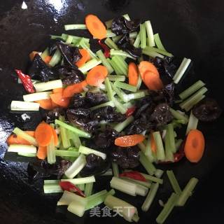 芹菜炒木耳的做法步骤：8