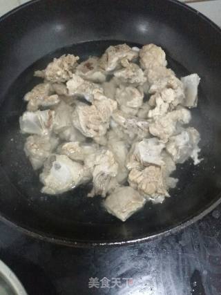 干锅排骨鸡爪的做法步骤：2