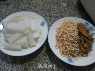 榨菜丝冬瓜煮干丝的做法步骤：1