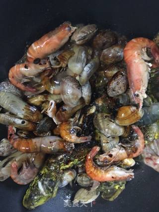 河鲜海鲜一锅炖的做法步骤：7