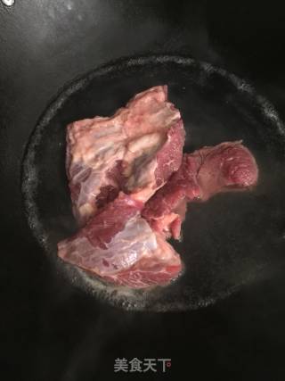 白萝卜焖牛腩的做法步骤：2