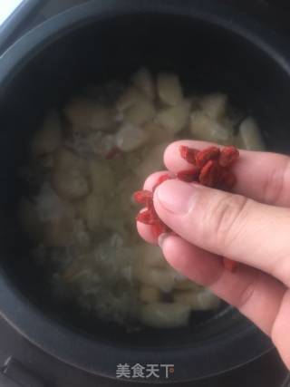 银耳煲梨水的做法步骤：7