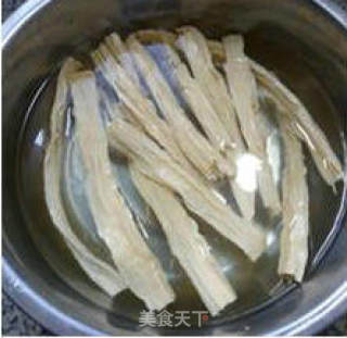 豆瓣酱丝瓜炒腐竹的做法步骤：1