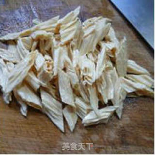 豆瓣酱丝瓜炒腐竹的做法步骤：4