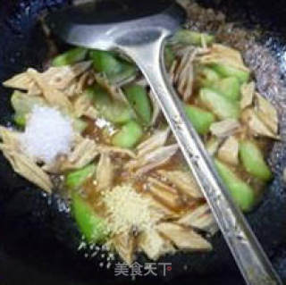 豆瓣酱丝瓜炒腐竹的做法步骤：9