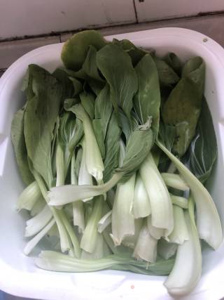 油菜蟹味菇的做法步骤：1