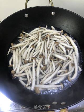 油菜蟹味菇的做法步骤：2