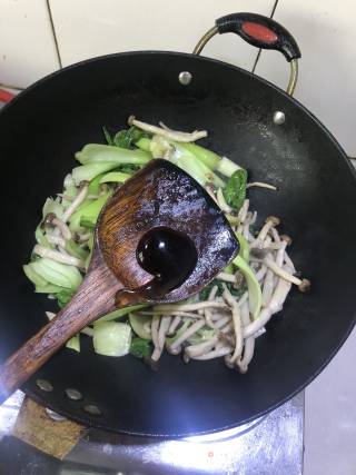 油菜蟹味菇的做法步骤：8