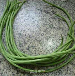 茶树菇虾米干炒带豆的做法步骤：1