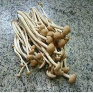 茶树菇虾米干炒带豆的做法步骤：2
