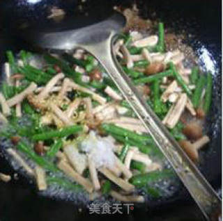 茶树菇虾米干炒带豆的做法步骤：10