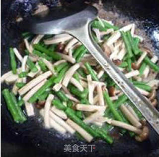 茶树菇虾米干炒带豆的做法步骤：11