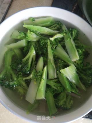 素烧西兰花的做法步骤：3