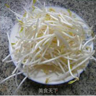 丝瓜炒绿豆芽的做法步骤：2