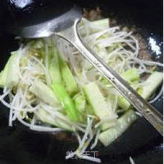 丝瓜炒绿豆芽的做法步骤：6