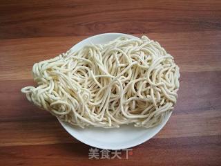香菇瘦肉炒面条的做法步骤：1