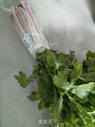芹菜馅蒸饺的做法步骤：2