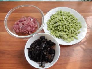 毛豆仁木耳炒肉丝的做法步骤：1