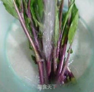 鲜蘑菇炒红菜芯的做法步骤：3