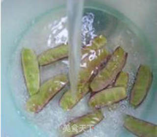 油面筋扁豆炒莲藕的做法步骤：3
