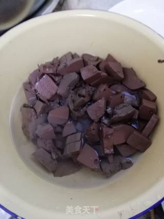水煮鸭血的做法步骤：1